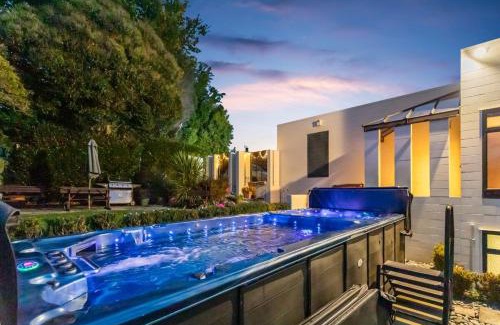Te Awamutu House | Beauty with Panoramic Views of Mount Pirongia