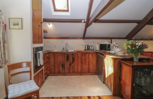 Newton Abbot Cottage | BECKAFORD COTTAGE, pet friendly, with open fire in Bovey Tracey