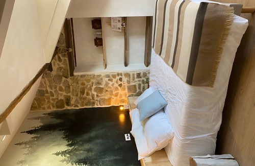 La Bastide-Clairence Bed & Breakfast | Bed and Breakfast 'Maison Perbos 1556 - Ursuya' with Shared Pool, Wi-Fi and Air Conditioning