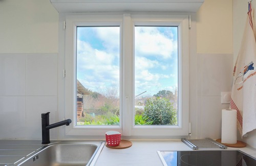 Saint-Quay-Portrieux Bed & Breakfast | Bed and breakfast 'Fusains 5 Petit-déjeuner Vue Mer' with Sea View, Shared Garden and Wi-Fi