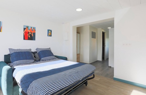 Saint-Quay-Portrieux Bed & Breakfast | Bed and breakfast 'Fusains 5 Petit-déjeuner Vue Mer' with Sea View, Shared Garden and Wi-Fi