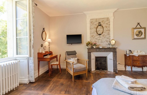 Savignac-les-Eglises Bed & Breakfast | Bed and Breakfast 'La Romantique' with Shared Terrace, Shared Garden and Wi-Fi
