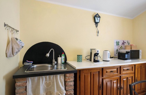 Castelnuovo Magra Apartment | Bed and Breakfast 'Alchimista Bb Borgo Marciano' with Shared Pool, Shared Garden and Wi-Fi