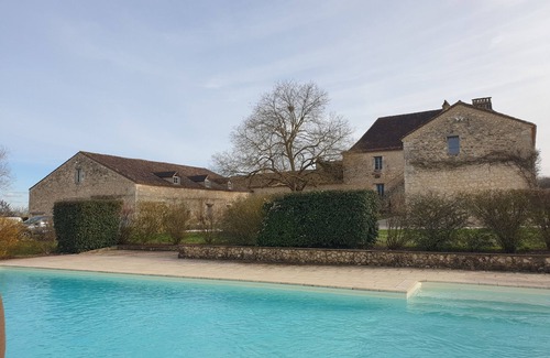 Conne-de-Labarde Bed & Breakfast | Bed and Breakfast "La Pierre