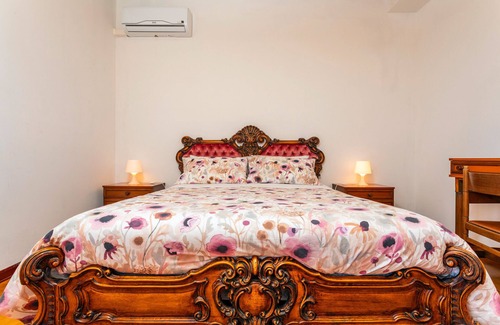 Aci Sant'Antonio Bed & Breakfast | Bed and Breakfast 'Carolea - Coratina' with Shared Pool, Wi-Fi and Air Conditioning