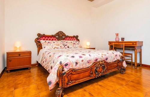 Aci Sant'Antonio Bed & Breakfast | Bed and Breakfast 'Carolea - Coratina' with Shared Pool, Wi-Fi and Air Conditioning
