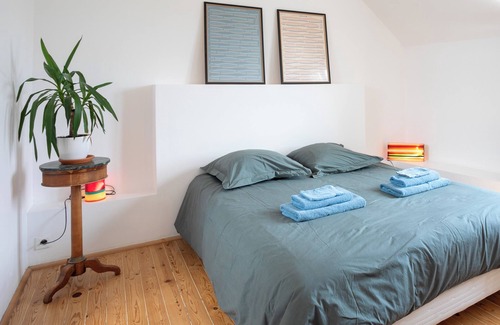 Plouezec Bed & Breakfast | Bed and Breakfast 'Chambre 2' with Shared Garden and Wi-Fi