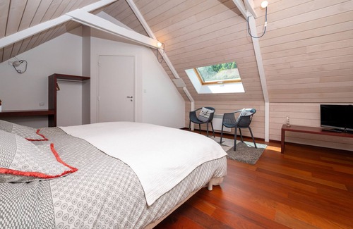 Arzano Bed & Breakfast | Bed and Breakfast 'Chambre Campanule' with Shared Pool, Shared Terrace and Wi-Fi