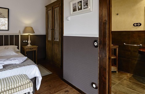 Camarinas Bed & Breakfast | Bed and Breakfast 'Cormorán' with Private Garden and Wi-Fi