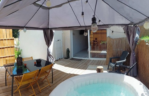 Carcassonne Bed & Breakfast | Bed and breakfast for 4 people, private jacuzzi and swimming pool. 3 minutes medieval city.