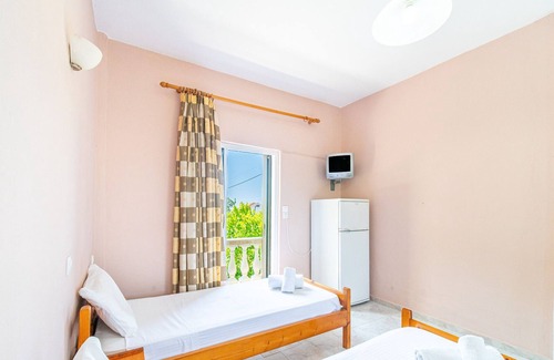 Marathias Apartment | Bed and Breakfast 'Family Apartment Marathias ' with Shared Terrace, Wi-Fi and Air Conditioning