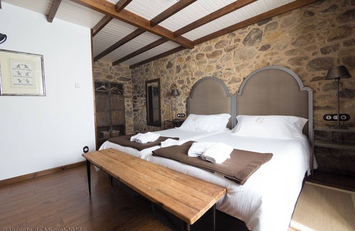 Camarinas Bed & Breakfast | Bed and Breakfast 'Flamenco' with Private Garden and Wi-Fi
