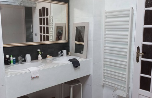 Concourson-sur-Layon Bed & Breakfast | Bed and Breakfast 'Les Hirondelles' with Private Terrace, Shared Garden and Wi-Fi