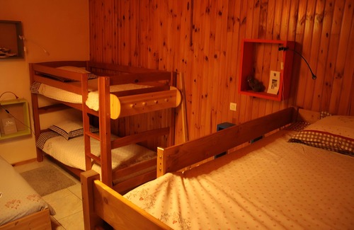Hotonnes Bed & Breakfast | Bed and Breakfast 'Chez Louve Bleue Chambre Côté Ruche' with Mountain View, Shared Terrace and Wi-Fi
