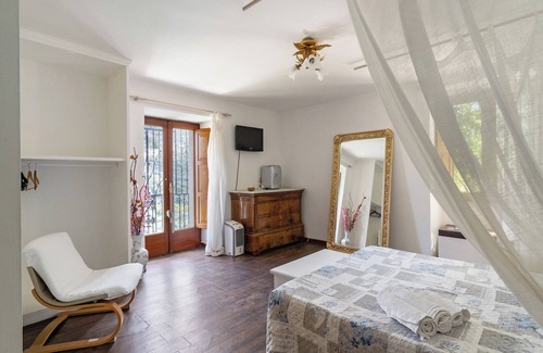 Seiano Bed & Breakfast | Bed and Breakfast 'Camera Seiano In Villa Vista Mare' with Shared Terrace and Wi-Fi