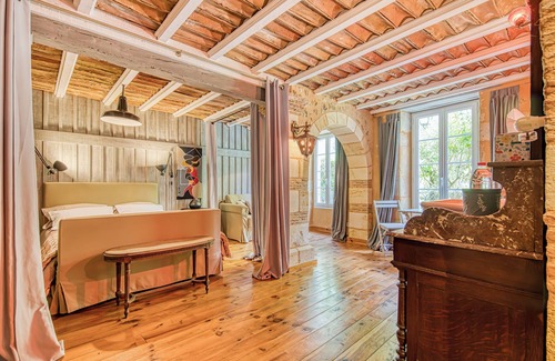 Noaillan Bed & Breakfast | Bed and Breakfast 'L'orée De Lansot - Chambre Romance' with Shared Terrace, Shared Garden and Wi-Fi