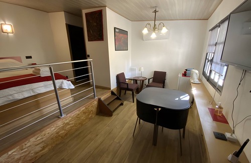 Quartier des Espesses Bed & Breakfast | Bed and Breakfast 'Rouge' with Shared Pool, Wi-Fi and Air Conditioning