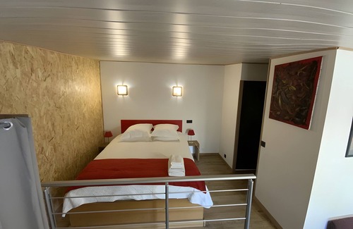 Quartier des Espesses Bed & Breakfast | Bed and Breakfast 'Rouge' with Shared Pool, Wi-Fi and Air Conditioning