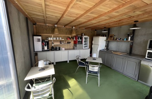 Quartier des Espesses Bed & Breakfast | Bed and Breakfast 'Rouge' with Shared Pool, Wi-Fi and Air Conditioning