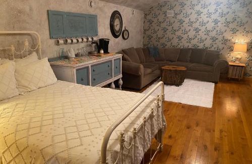 Pine City Bed & Breakfast | Bed and breakfast suite at the Wooded Retreat