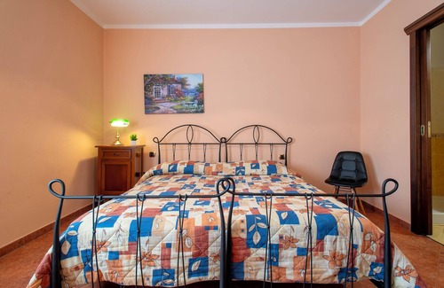 Giave Bed & Breakfast | Bed and Breakfast 'Tripla' with Mountain View, Private Garden and Air Conditioning