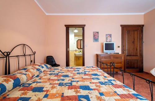 Giave Bed & Breakfast | Bed and Breakfast 'Tripla' with Mountain View, Private Garden and Air Conditioning