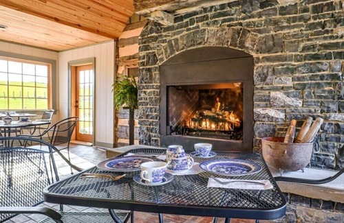 Swoope Bed & Breakfast | Bed & Breakfast in a 1795 Log Cabin on working farm, George Washington, Sr Suite