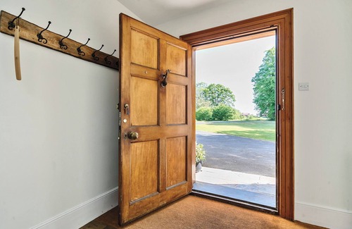 Eye Cottage | BEDINGFIELD HOUSE, NR DEBENHAM, pet friendly, with pool in Debenham