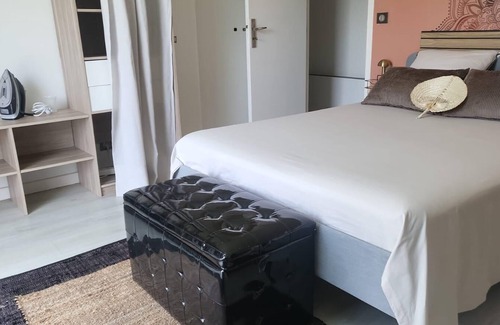 Saint Pierre de Feric Bed & Breakfast | Bedroom 1｜Repos, Calm & Serenity - Chez Benny