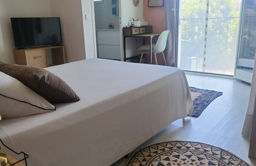 Saint Pierre de Feric Bed & Breakfast | Bedroom 1｜Repos, Calm & Serenity - Chez Benny