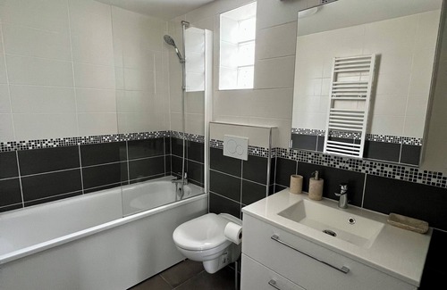 Chelles House | Bedroom with bathroom and garden in Maison Meulière