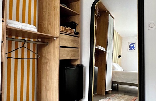 Chelles House | Bedroom with bathroom and garden in Maison Meulière