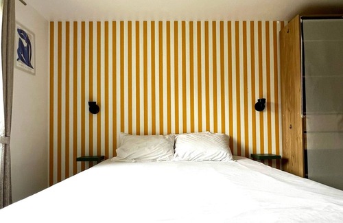 Chelles House | Bedroom with bathroom and garden in Maison Meulière