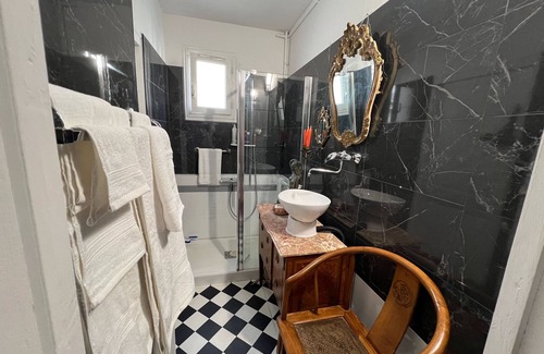 Jussieu Bed & Breakfast | Bedroom XVIII double bed, private bathroom and toilet, in house with garden.