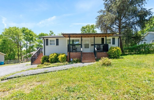 Belmont Historic District House | Bee Happy Home - Sweet Home in the Heart of Belmont
