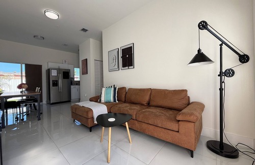 Gladeview House | Bee Our Guest@PatioHeaven-Free Parking-FirePit-BBQ