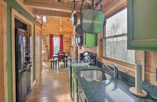 Beech Mountain Cabin | Beech Mountain Cabin w/180° Views: Near Hiking!