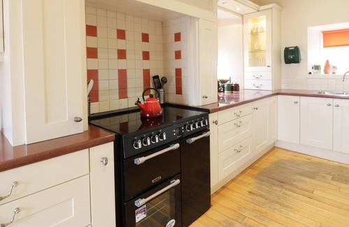 Troon Cottage | BEECH TREE, pet friendly, with hot tub in Troon