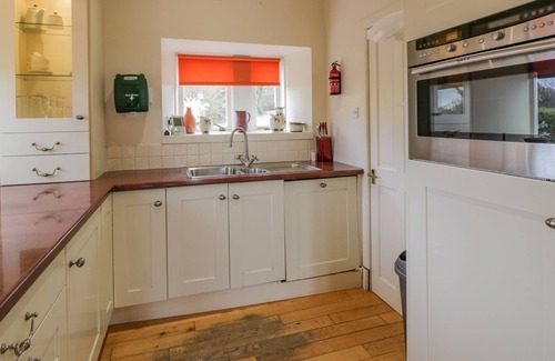 Troon Cottage | BEECH TREE, pet friendly, with hot tub in Troon