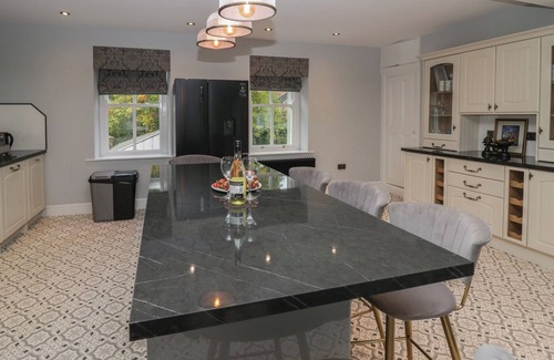 Stainburn Cottage | BEECHGROVE MANOR, pet friendly, with hot tub in Workington