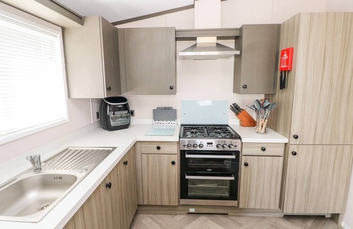 Hasguard Cross Cottage | BEECHWOOD LODGE, pet friendly, with hot tub in Broad Haven