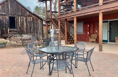 Pine Apartment | Beeline Guest House - Ponderosa Suite