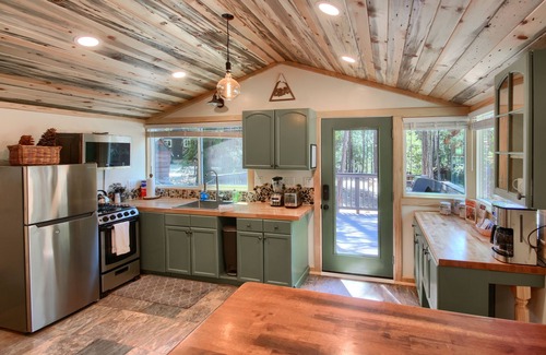 North Wawona House | Beetlebark Bungalow- Inside Yosemite w/hot tub & EV charging cable