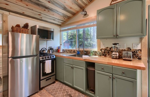 North Wawona House | Beetlebark Bungalow- Inside Yosemite w/hot tub & EV charging cable