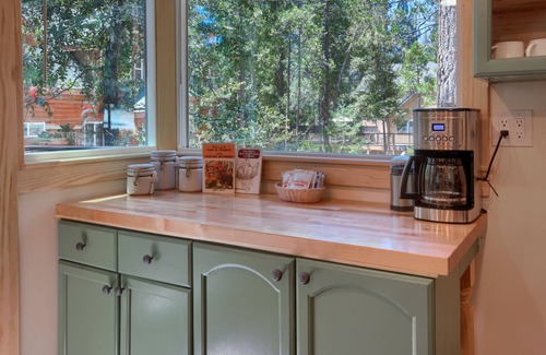 North Wawona House | Beetlebark Bungalow- Inside Yosemite w/hot tub & EV charging cable