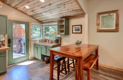 North Wawona House | Beetlebark Bungalow- Inside Yosemite w/hot tub & EV charging cable
