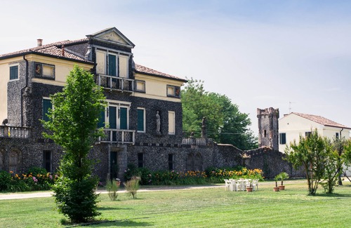 Megliadino San Fidenzio Villa | Begonia studio in Villa Fava