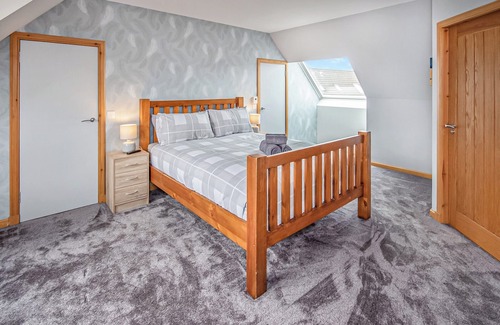 Conon Bridge Cottage | Beinn View House is a five bedroom house set in its own garden grounds.