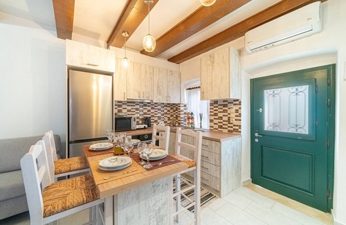 Chlomos House | Bekiris Traditional Inn Country House with Private Terrace, Air Conditioning & Wi-Fi