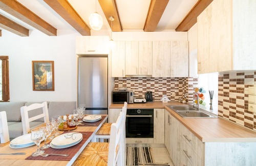 Chlomos House | Bekiris Traditional Inn Country House with Private Terrace, Air Conditioning & Wi-Fi
